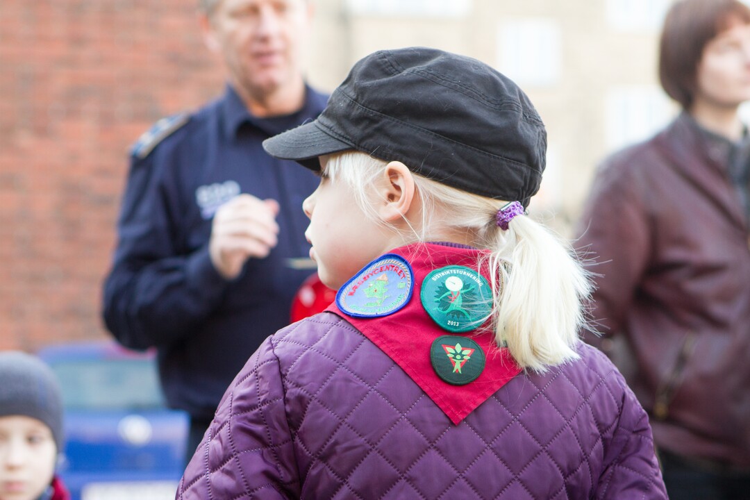 Pige med tørklæde og mærker på