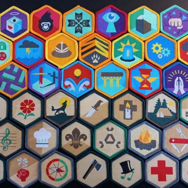 To spejderledere viser en færdselstavle for en gruppe børn